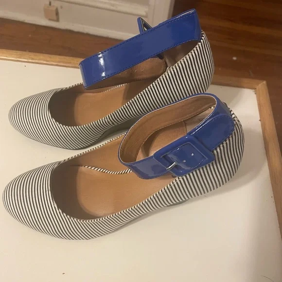 White and black striped wedge shoes - Picture 6 of 7